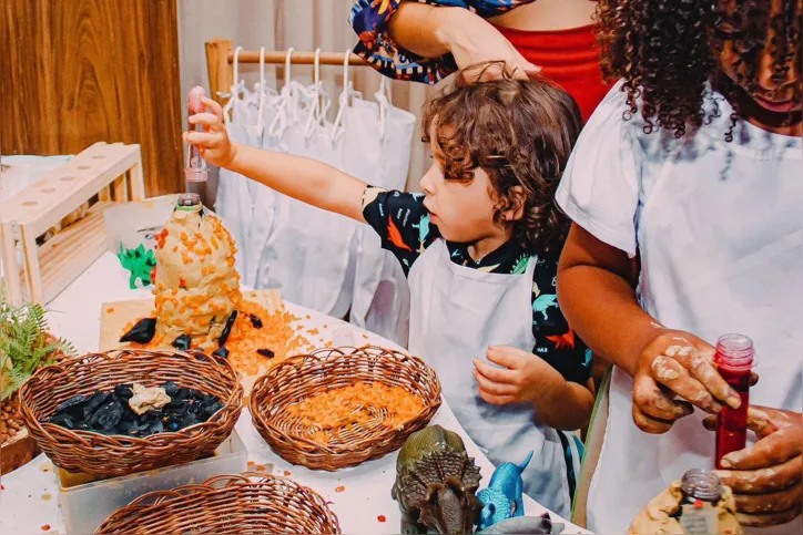 Crianças podem criar um vulcão em festa sobre dinossauros