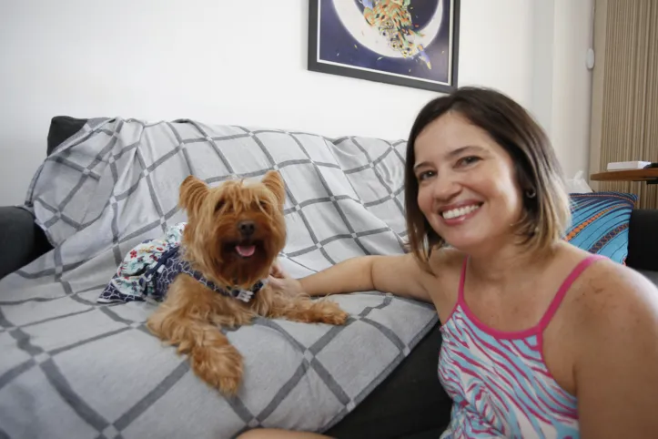 Andrea e sua cachorra Mel, que treme de medo dos estrondos