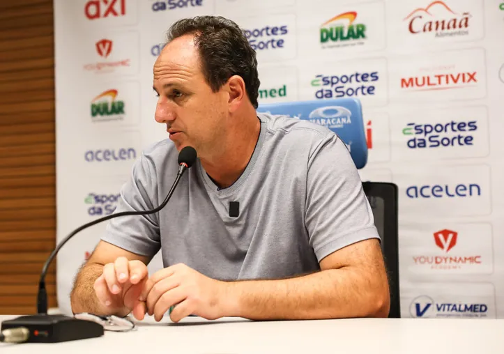 Ceni em entrevista coletiva no Maracanã