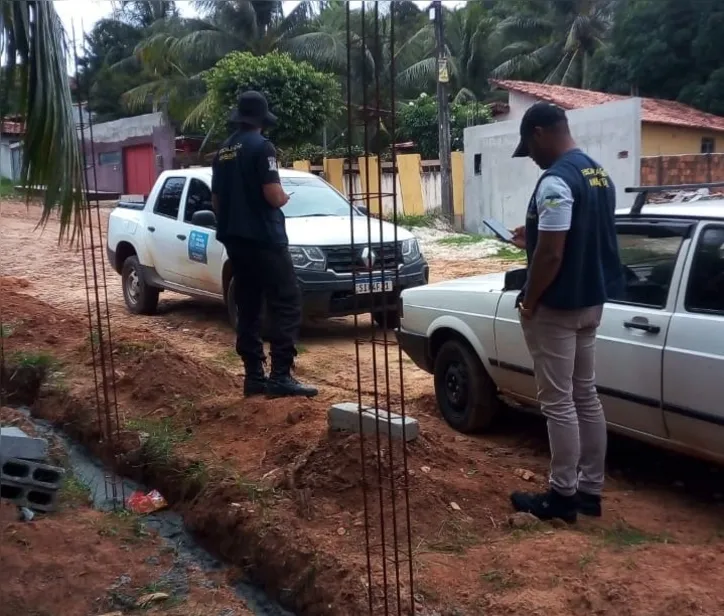 Fiscais da prefeitura acompanham demolição  no loteamento Jardim Imbassaí.