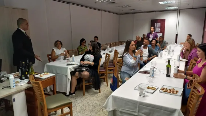 Palestra do Professor Mardônio Sampaio, especialista em vinhos, ministrando a palestra: "A química do vinho, vinhos orgânicos e biodinâmicos"