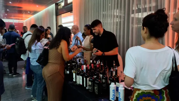 Feira de vinhos e degustação. Mometo emq ue o públio pode apreciar e comprar vinhos das mais variadas vinícolas