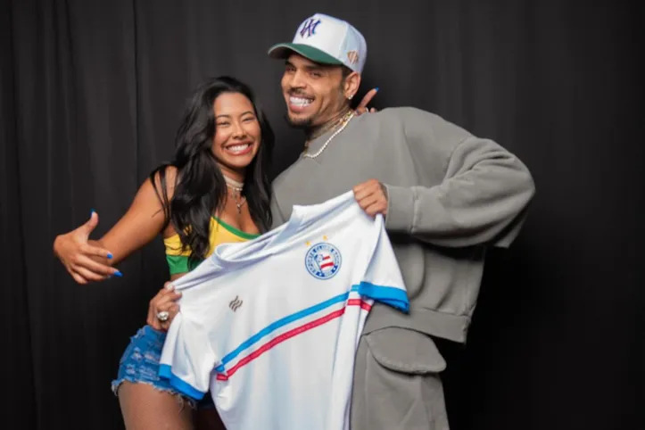 Modelo baiana posa com Chris Brown e a camisa do Bahia