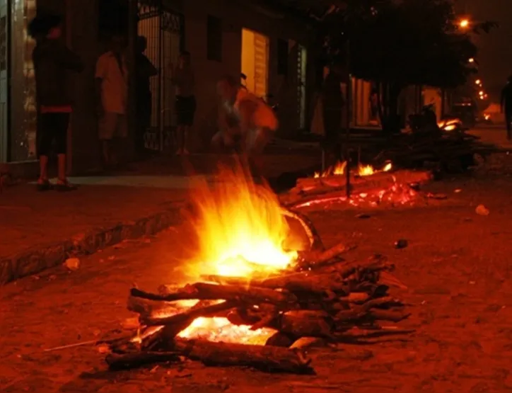 As festas de São João são conhecidas por suas fogueiras e fogos de artifício