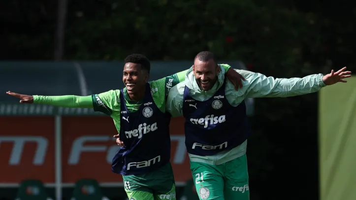 O goleiro Weverton e o jogador Estêvão (E), do  Palmeiras