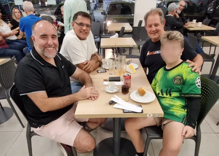 Eduardo Rossin, de camiseta branca, com Cid Penha, o outro amigo Marcelino Silva e seu filho