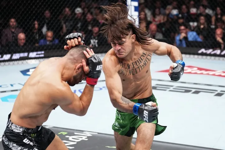 Imagem ilustrativa da imagem UFC: Poatan atropela Jiri Prochazka com 'chutaço' e defende cinturão