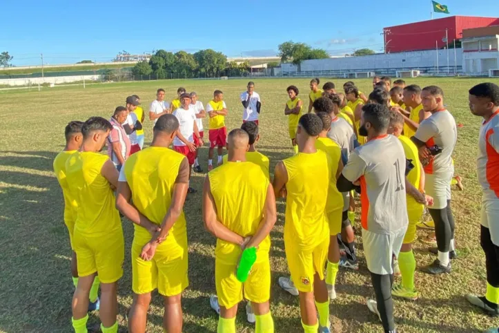 Elenco do Feirense durante treino