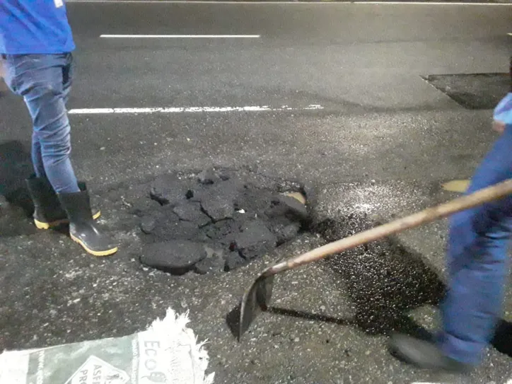 Imagem ilustrativa da imagem Vídeo: motociclista cai em cratera na Avenida Paralela