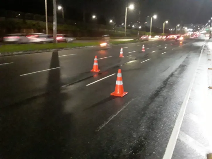 Imagem ilustrativa da imagem Vídeo: motociclista cai em cratera na Avenida Paralela