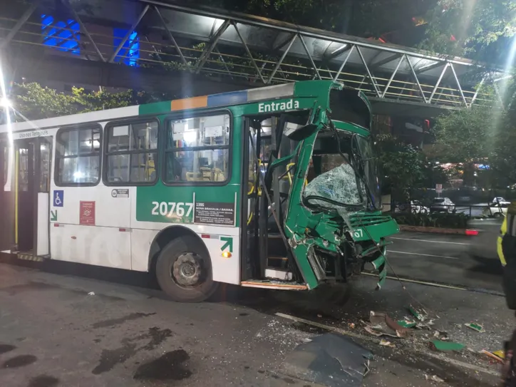 Ônibus ficou com a parte dianteira destruída