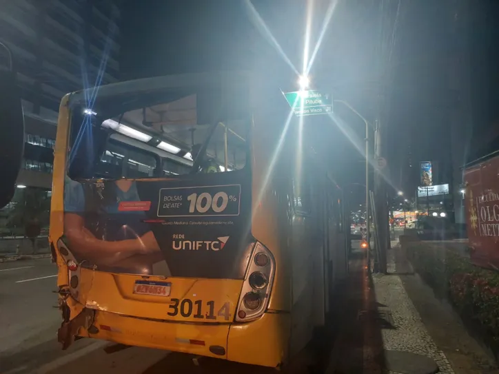 Ônibus da linha Paripe teve o vidro da parte traseira quebrado