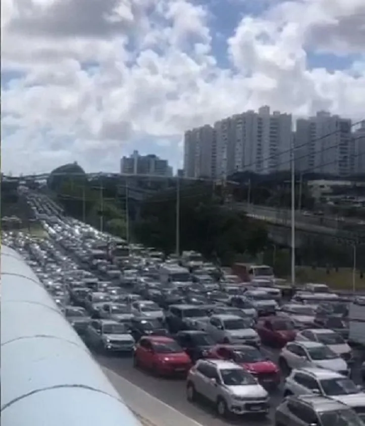 Congestionamento foi formado com a troca de tiros