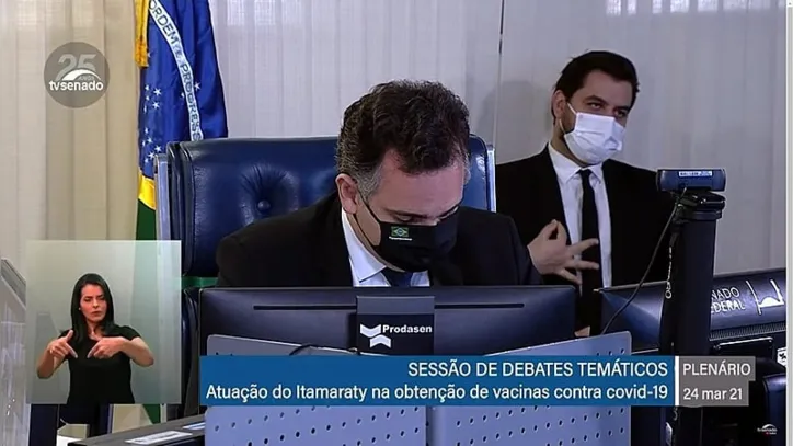 Filipe Martins, então assessor de Bolsonaro, foi flagrado fazendo gesto nazista




F