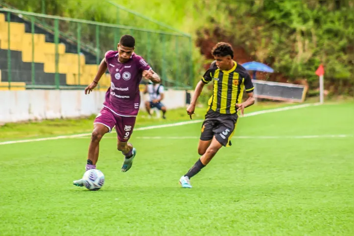 Equipe sub-20 do Ypiranga em ação contra o Jacuipense na Vila Canária