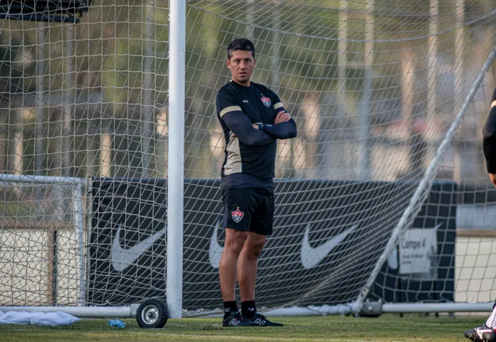 Thiago Carpini durante treino do Vitória
