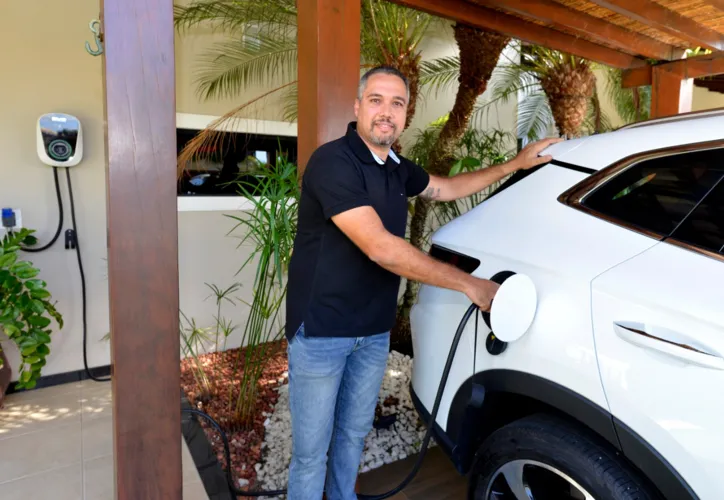 Empresário Augusto Croesy carregando os carros elétricos da BYD e o carregador portátil