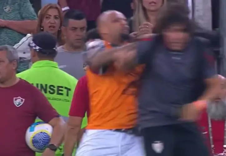 Felipe Melo, do Fluminense, empurrando um assessor do Atlético-GO por trás após levar a virada