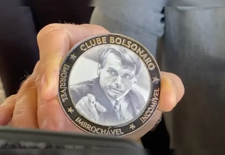 Imagem ilustrativa da imagem Bolsonaro entrega medalha de "imbrochável" a deputado; confira