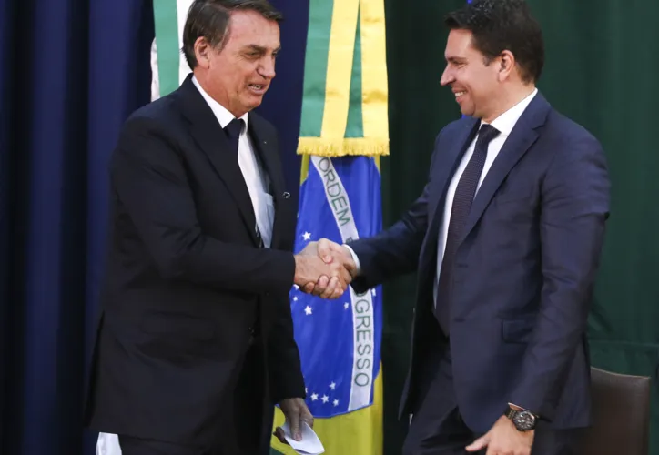 Bolsonaro cumprimenta Ramagem durante posse do cargo de diretor-geral da Agência Brasileira de Inteligência (Abin)