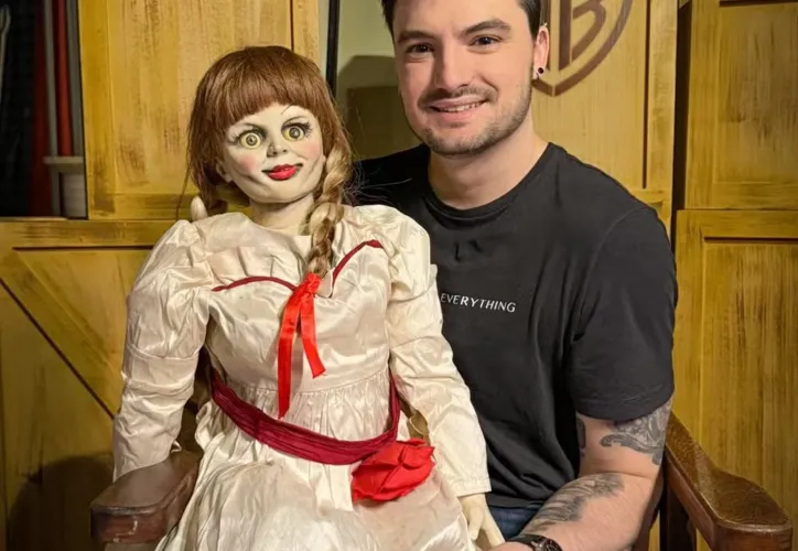 Felipe Neto tirou uma foto segurando a boneca no colo
