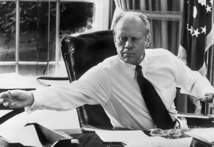 Foto de arquivo mostrando o falecido presidente dos EUA, Gerald Ford, na Casa Branca, no Salão Oval em Washington, 17 de outubro de 1974
