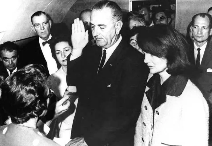 O então vice-presidente dos EUA, Lyndon Johnson, presta o juramento que o oficializou presidente após o assassinato de John F. Kennedy em novembro de 1963
