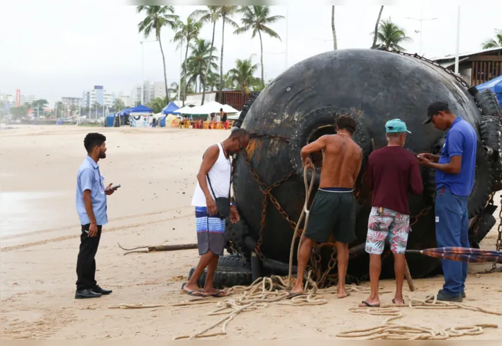 Imagem ilustrativa da imagem Estrutura esquisita aparece na praia de Itapuã e assusta banhistas