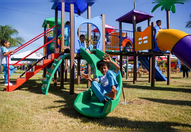 Estudantes aproveitaram o playground, com escorregador e brinquedos infláveis