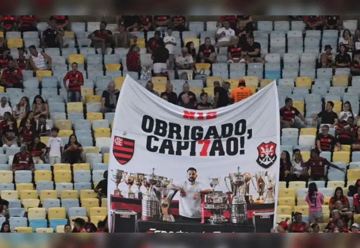 Imagem ilustrativa da imagem Éverton Ribeiro recebe homenagens da torcida do Flamengo; veja