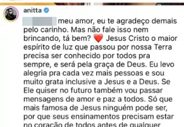 Imagem ilustrativa da imagem Fã diz que Anitta vai superar fama de Jesus Cristo e cantora repreende