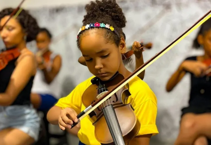 Aulas de violino fazem parte do programa