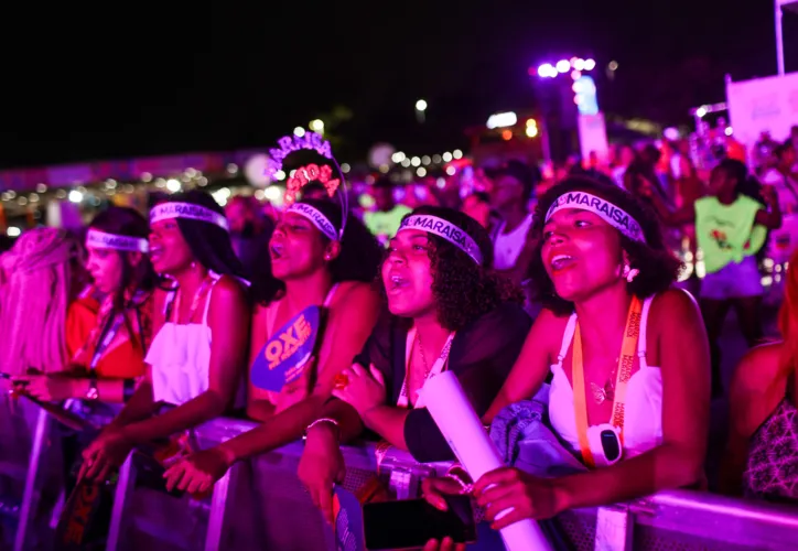 Enquanto sertanejas não entram, fãs curtem os primeiros shows