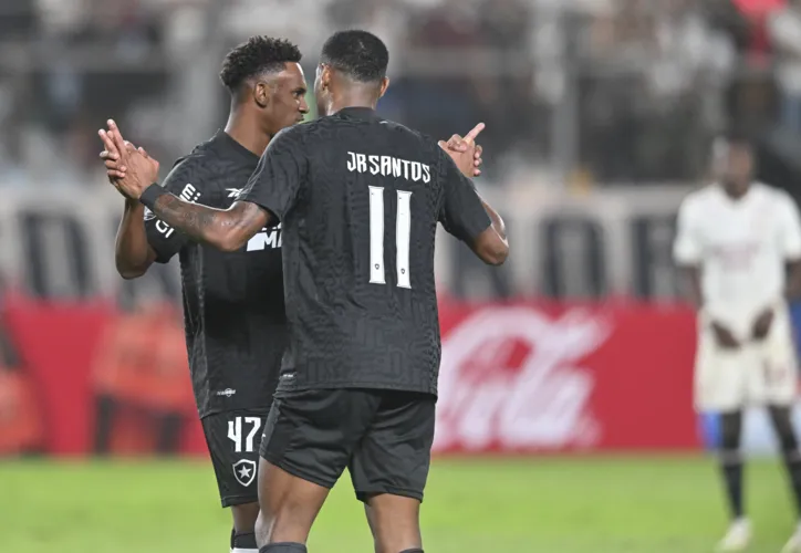 Jeffinho (à esq.) comemora gol sobre o Universitario ao lado de Junior Santos