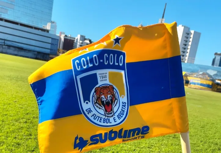 Bandeirinha de escanteio do Estádio Mário Pessoa personalizada do Colo-Colo