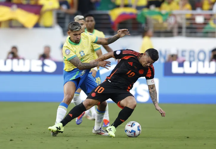 Colombiano James Rodriguez em lance com Bruno Guimarães
