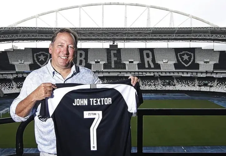 John Textor com a camisa do Botafogo