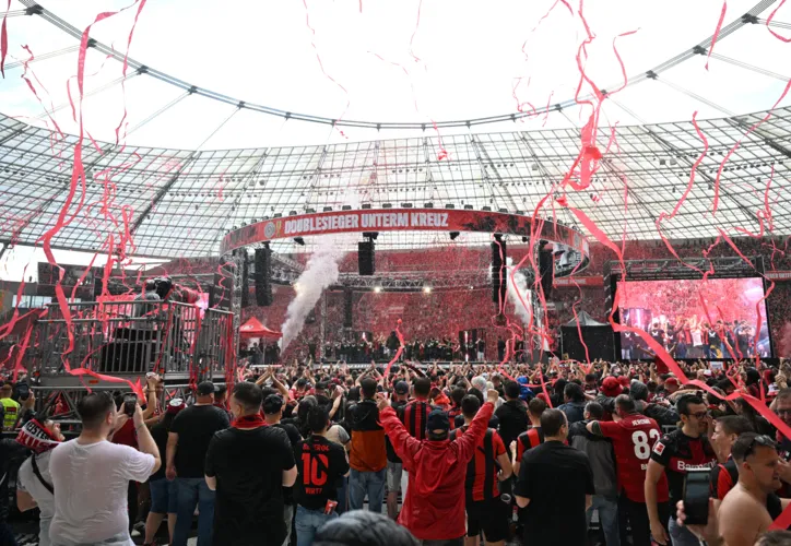 Imagem ilustrativa da imagem Leverkusen é recebido com festa após títulos da Copa e da Liga