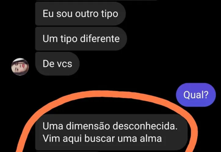 Em um print de uma conversa, ela diz que não é uma pessoa, que vem de uma dimensão desconhecida para 