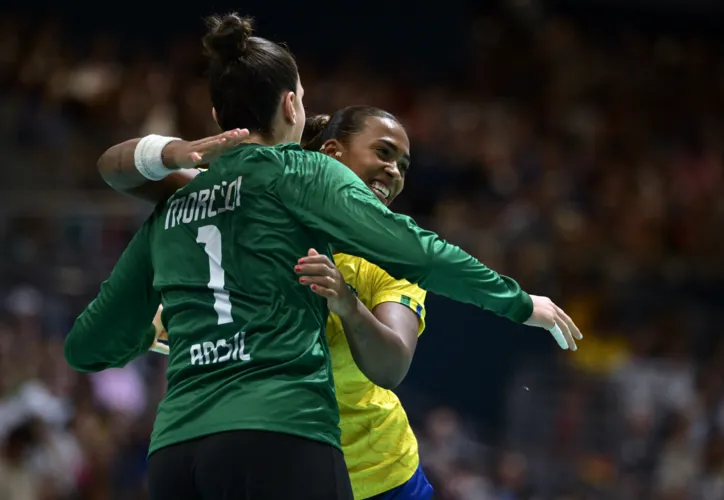 Imagem ilustrativa da imagem Na estreia do handebol feminino, Seleção Brasileira atropela a Espanha