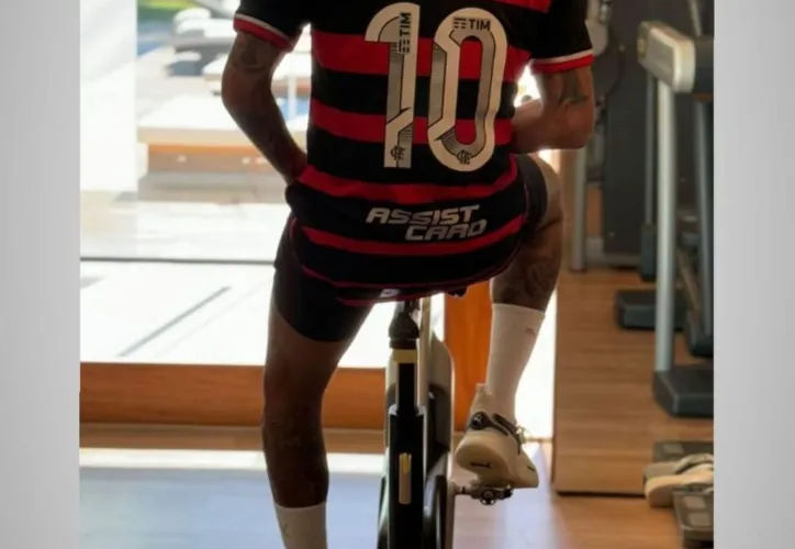 Imagem ilustrativa da imagem Neymar aparece com camisa de Gabigol e camisa 99 responde: "Combinou muito"