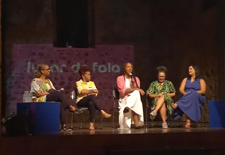 Evento contou com a presença da cantora Nara Gil, a educadora social e militante LGBTQIAPN+ Paulett Furacão, a jornalista e apresentadora Wanda Chase e a professora e pesquisadora Daniele Canedo. A mediação foi Thaiane Machado, ma das fundadoras e criadoras da Escola de Pensar