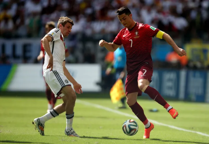 Muller (à esq.) e Cristiano Ronaldo durante a partida entre Alemanha e Portugal, na Copa do Mundo de 2014