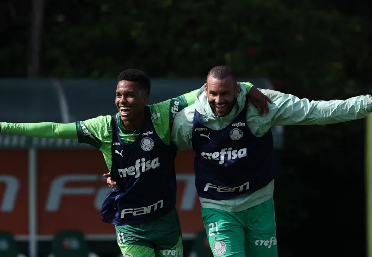 O goleiro Weverton e o jogador Estêvão (E), do  Palmeiras