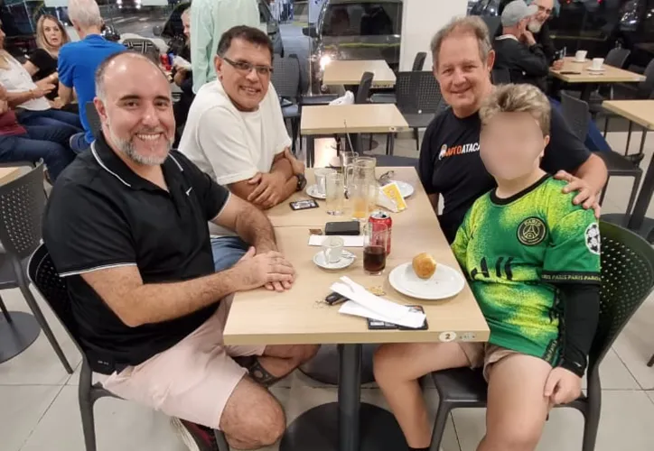 Eduardo Rossin, de camiseta branca, com Cid Penha, o outro amigo Marcelino Silva e seu filho