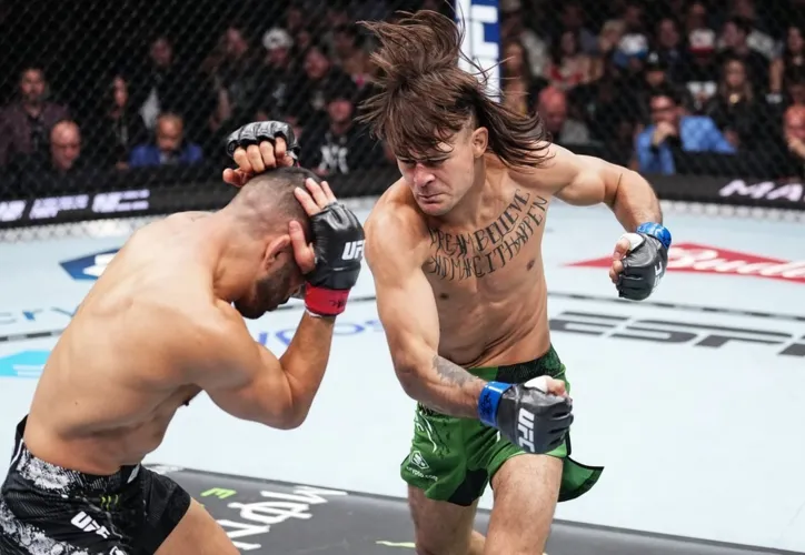 Imagem ilustrativa da imagem UFC: Poatan atropela Jiri Prochazka com 'chutaço' e defende cinturão