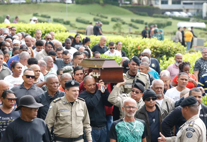 Imagem ilustrativa da imagem "Vai ficar o legado", diz sobrinha durante enterro de PM morto atropelado em blitz