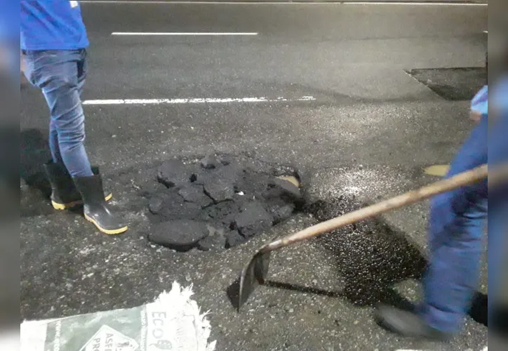 Imagem ilustrativa da imagem Vídeo: motociclista cai em cratera na Avenida Paralela