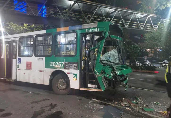 Ônibus ficou com a parte dianteira destruída