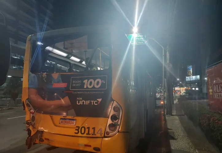 Ônibus da linha Paripe teve o vidro da parte traseira quebrado